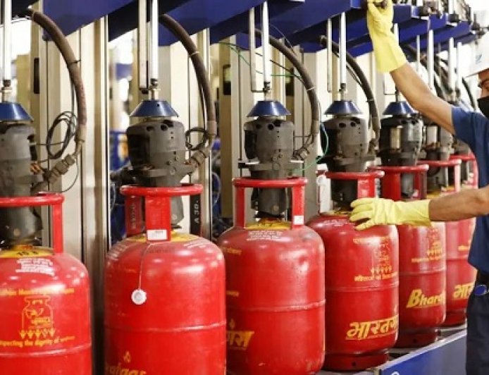 मई की पहली तारीख को महंगाई का भीषण प्रहार: कमर्शियल गैस सिलेंडर के दाम रू.993 बढ़े, रू.3,000 के पार पहुँची कीमत।