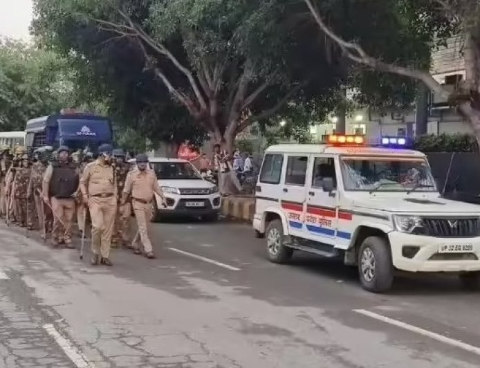 मजदूर दिवस पर नोएडा में अभूतपूर्व सुरक्षा घेरा: 11 जोन और 49 सेक्टरों में बंटा शहर, चप्पे-चप्पे पर पुलिस का पहरा