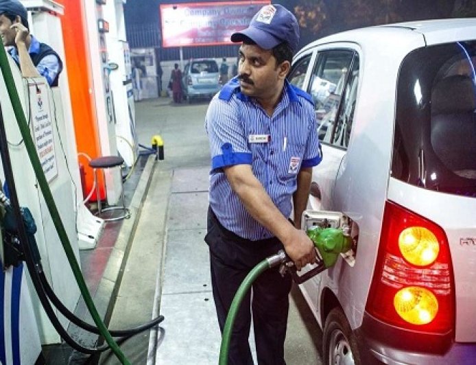 ईंधन की कीमतों में लगी आग- शुक्रवार को पेट्रोल और डीजल के दामों में 3 रुपये का बड़ा उछाल, आम आदमी का बिगड़ा बजट।