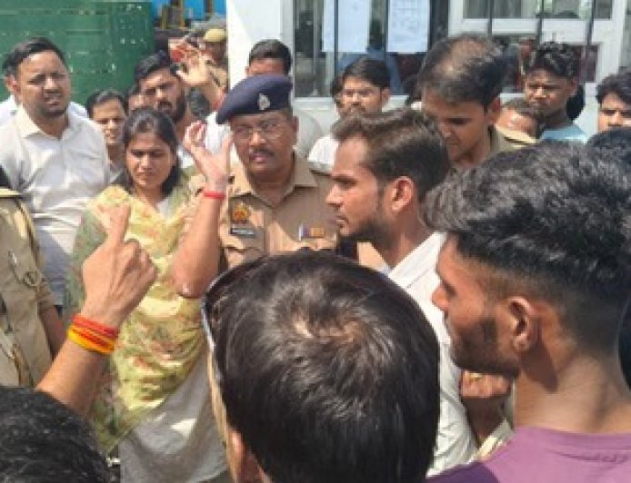 कानपुर देहात के औद्योगिक क्षेत्र में वेतन वृद्धि को लेकर भड़का असंतोष, फैक्ट्रियों के बाहर श्रमिकों ने किया उग्र प्रदर्शन।
