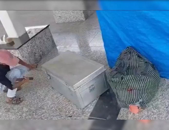 राजधानी लखनऊ में रोंगटे खड़े कर देने वाली वारदात, गोमतीनगर एक्सप्रेस ट्रेन के भीतर मिली महिला की सिर कटी लाश।