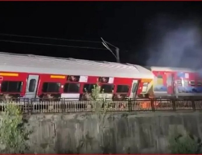 बेपटरी होकर पलटे ट्रेन के इंजन सहित तीन डिब्बे, खाली होने के कारण टली सैकड़ों रेल यात्रियों की जान।