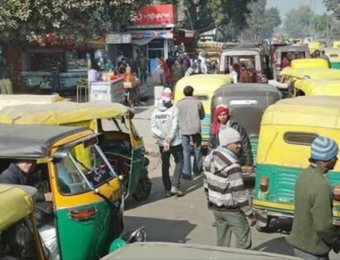 दिल्ली में सीएनजी की बढ़ती कीमतों के खिलाफ ऑटो और टैक्सी चालकों ने खोला मोर्चा, तीन दिवसीय चक्का जाम की तैयारी से बढ़ीं जनता की मुश्किलें।