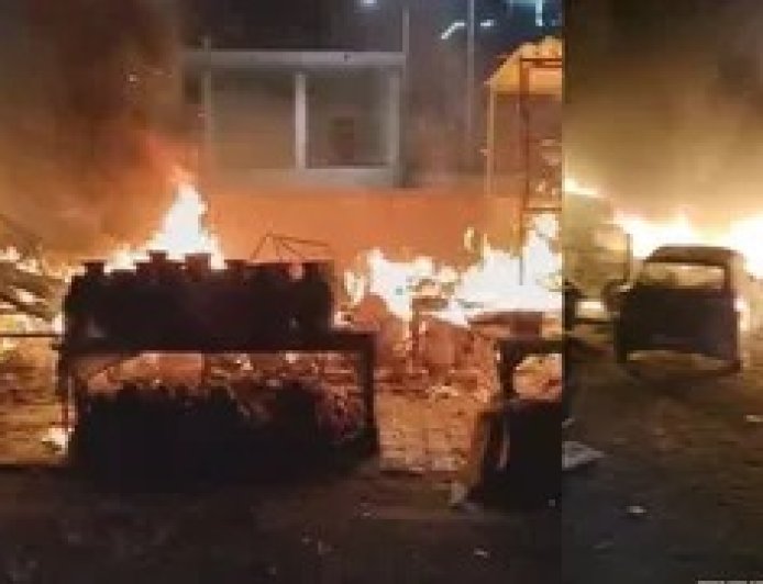 साहिबाबाद नमो भारत स्टेशन के पास ऑटो वर्कशॉप में भड़की भीषण आग, आसमान में उठा धुएं का गुबार, छह गाड़ियां जलीं।