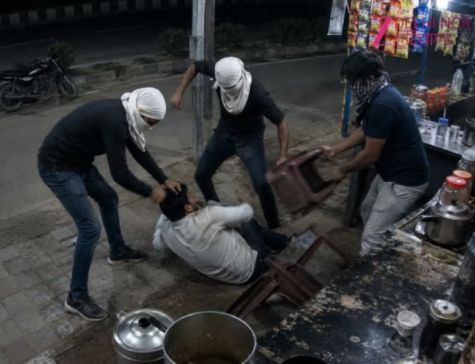 मुंह पर कपड़ा बांधकर आए अज्ञात दबंगों ने चाय स्टॉल संचालक पर लाठी-डंडों से किया जानलेवा हमला, गंभीर हालत में अस्पताल रेफर।