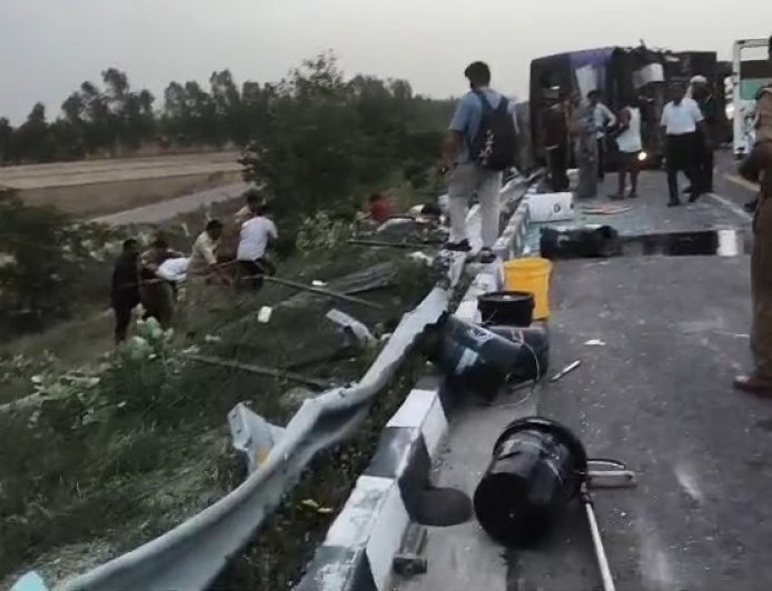 लखनऊ-आगरा एक्सप्रेसवे पर भीषण सड़क हादसा: अनियंत्रित होकर पलटी तेज रफ्तार स्लीपर बस, 6 यात्रियों की दर्दनाक मौत.