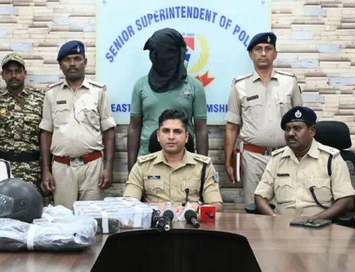 जमशेदपुर में पुलिस की वर्दी पहनकर चोरी करने वाले शातिर गिरोह का पर्दाफाश, टेल्को पुलिस ने एक आरोपी को दबोचा।