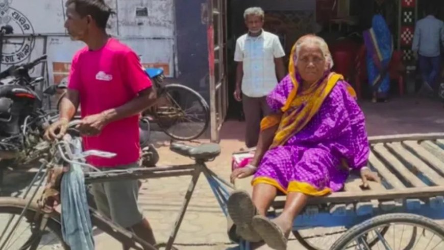 सिस्टम की बेरुखी: 83 साल की बुजुर्ग को ट्रॉली पर खींचकर दफ्तर लाया बेटा, पेंशन के लिए दर-दर भटकने को मजबूर।