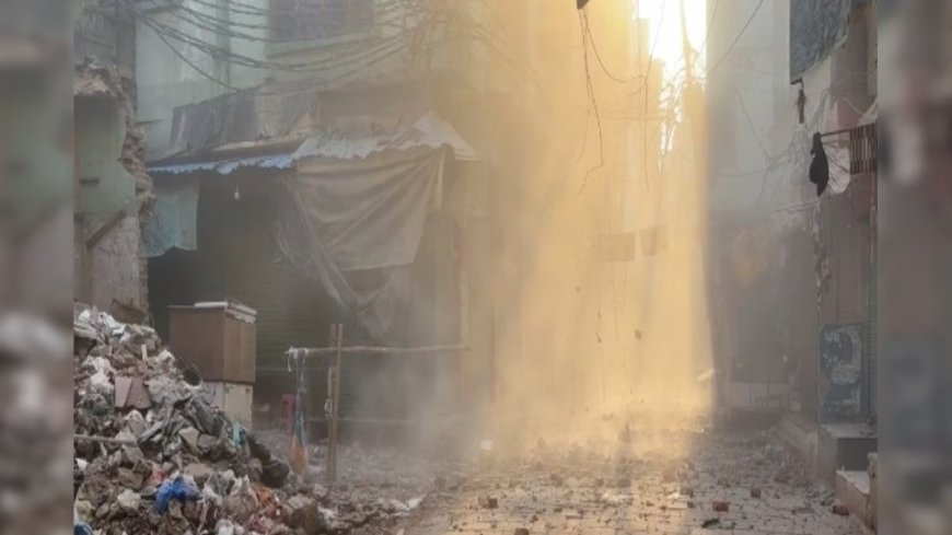वाराणसी में बड़ी प्रशासनिक कार्रवाई, वक्फ बोर्ड के ‘मुसाफिर खाना’ पर गरजा बुलडोजर, 300 से अधिक जवानों की तैनाती