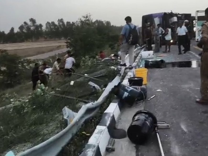 लखनऊ-आगरा एक्सप्रेसवे पर भीषण सड़क हादसा: अनियंत्रित होकर पलटी तेज रफ्तार स्लीपर बस, 6 यात्रियों की दर्दनाक मौत.