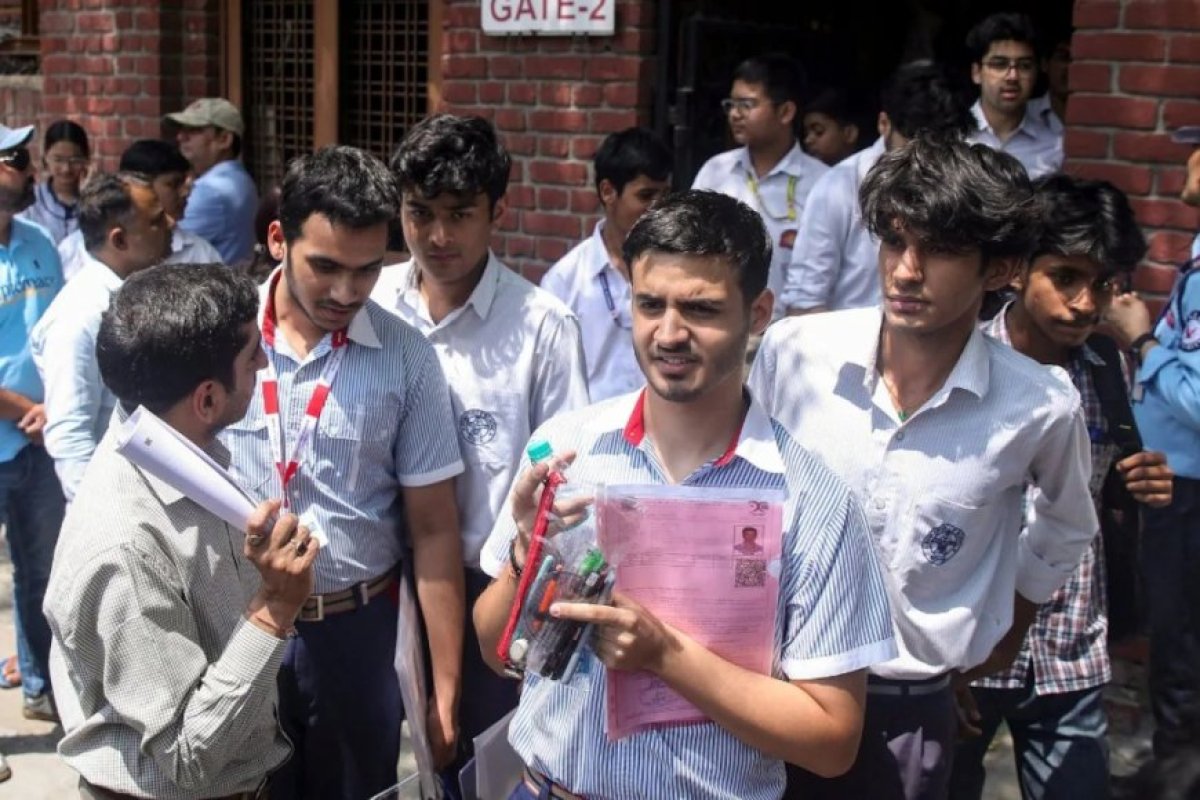 CBSE रिइवैल्यूएशन प्रक्रिया के दूसरे दिन भी मची रही बोर्ड परीक्षार्थियों में भारी अफरातफरी, परिणाम संशोधन के लिए उमड़े रिकॉर्ड छात्र।
