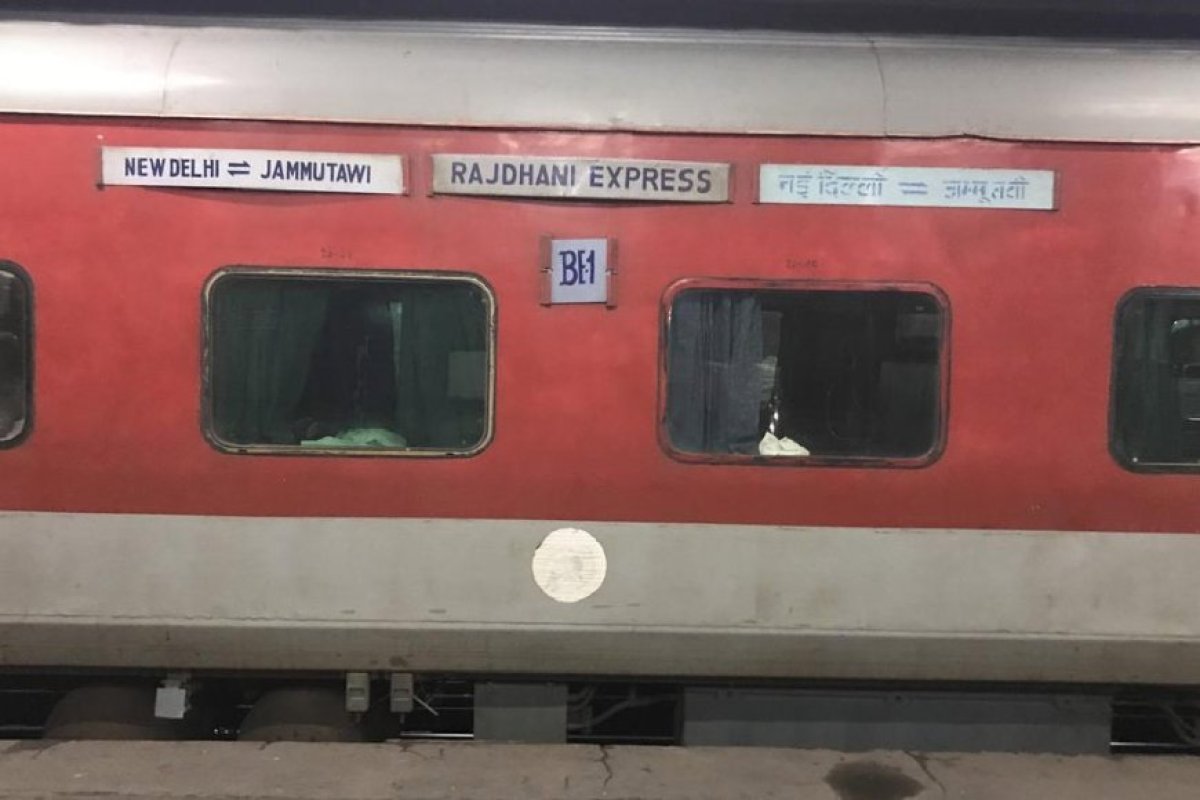 भारतीय रेलवे के गौरवशाली इतिहास और आधुनिकता का सबसे बड़ा प्रतीक है राजधानी एक्सप्रेस, जानिए इसके नाम के पीछे छिपा असली और रोचक अर्थ।