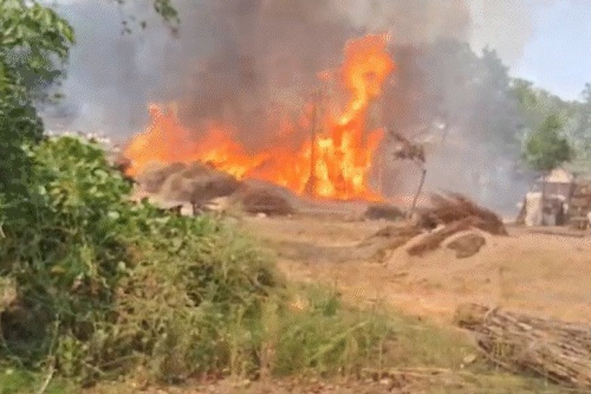 बिहार के बक्सर में पेट्रोल पंप के समीप मोबिल गोदाम में भड़की भीषण आग, आसमान में उठा धुएं का गुबार
