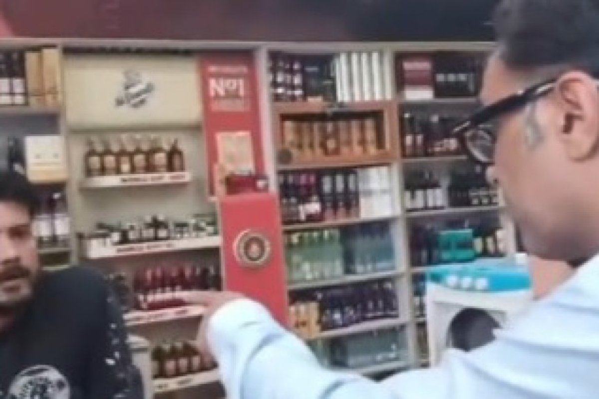 ‘चुन्नू-मुन्नू अफसर नहीं हूं मैं’, गुरुग्राम के शराब ठेके पर डीटीपी का वीडियो वायरल, सरकारी रसूख और बदसलूकी पर मचा भारी बवाल