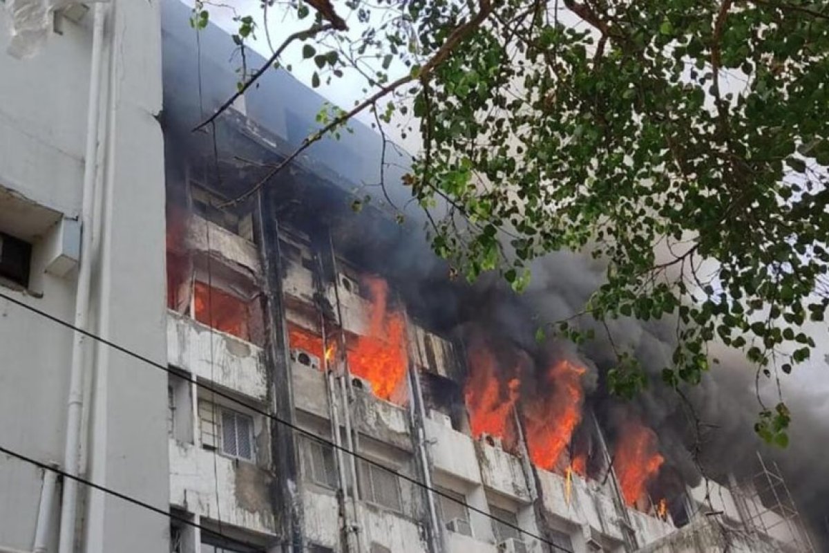 पटना की सबसे ऊंची और प्रतिष्ठित व्यावसायिक इमारतों में से एक, बिस्कोमान भवन में भीषण अग्निकांड, 13वीं मंजिल पर मची भारी तबाही।