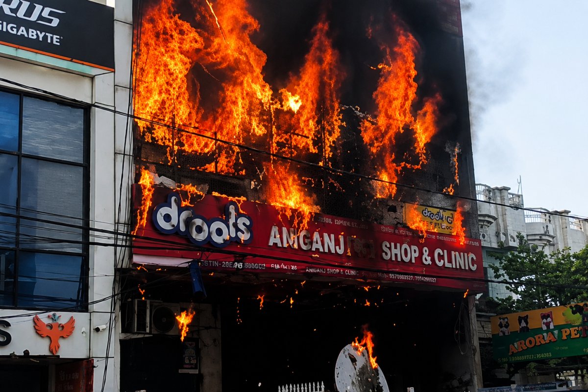 धुएं का गुबार और चीख-पुकार... लखनऊ में एक कोचिंग सेंटर की बहुमंजिला इमारत में भड़की भीषण आग, खिड़कियों से कूदे छात्र