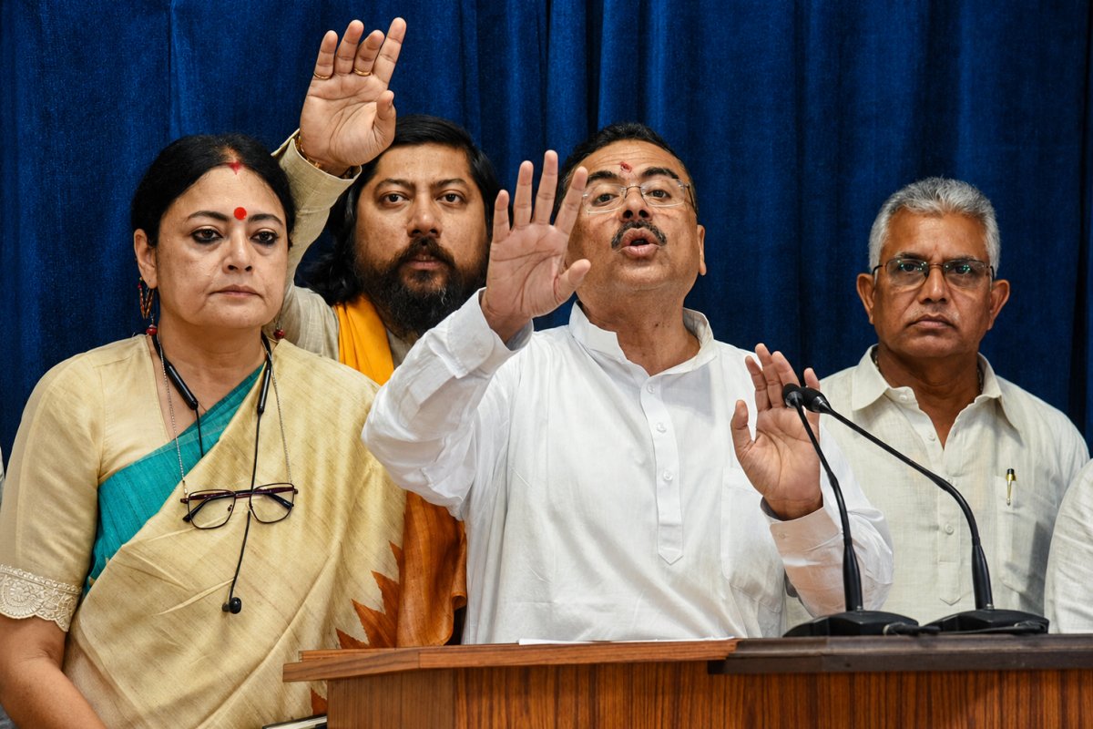 West Bengal News: अवैध प्रवासियों के खिलाफ सरकार का सख्त रुख, 10,000 बांग्लादेशी बाहर भेजे गए, होल्डिंग सेंटरों में 1800 बंद