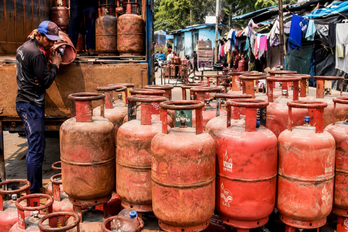 LPG Gas Cylinder Price Today: तेल कंपनियों ने जारी किए एलपीजी सिलेंडर के नए दाम, जानें अपने शहर का ताजा भाव