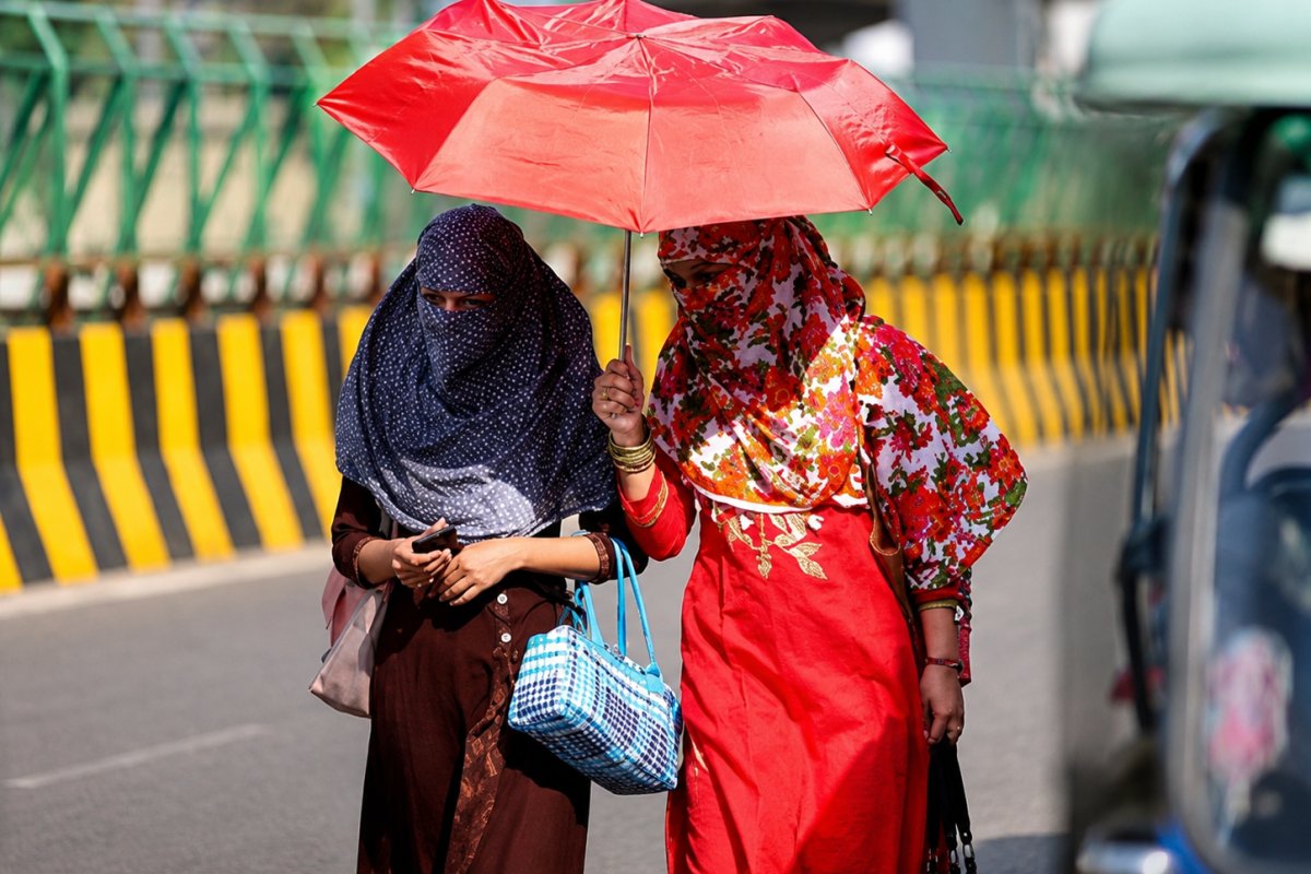 UP Weather Alert: यूपी में आज 30 जिलों में बारिश और तेज हवाओं का अलर्ट, 29 जून से मानसून मचाएगा धमाल