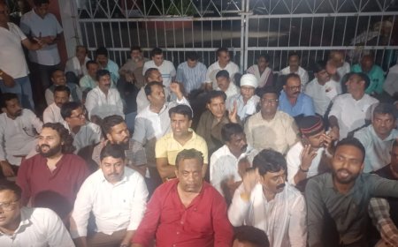 मध्य प्रदेश में राज्यसभा चुनाव के दौरान गरमाया सियासी पारा, कांग्रेस प्रत्याशी का नामांकन निरस्त होने के बाद भोपाल में विपक्षी कार्यकर्ताओं का अनोखा और उग्र विरोध प्रदर्शन