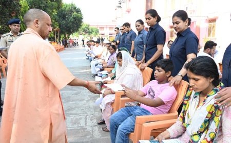 जनता दर्शन में सीएम योगी ने सुनीं 200 लोगों की समस्याएं, इलाज और आवास के लिए दिया तत्काल सहायता का भरोसा