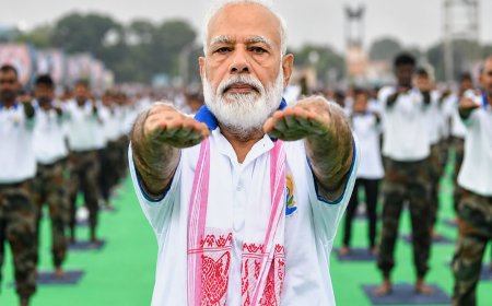 12वें अंतरराष्ट्रीय योग दिवस पर कोलकाता की ऐतिहासिक रेड रोड से प्रधानमंत्री नरेंद्र मोदी ने किया देश का नेतृत्व, दुनिया भर में गूंजा भारतीय संस्कृति का संदेश।