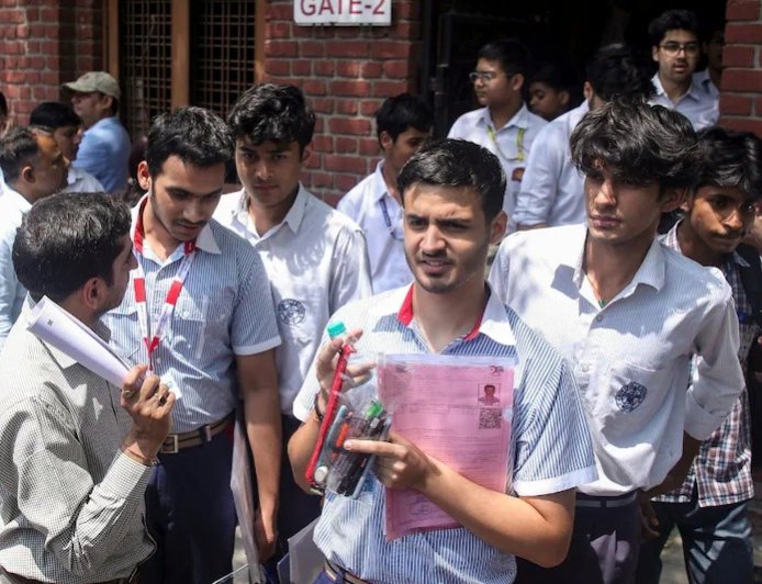 सीबीएसई 12वीं के छात्रों के लिए बड़ी राहत, आज से खुलेगा पुनर्मूल्यांकन पोर्टल, इस तरह करें घर बैठे ऑनलाइन आवेदन।