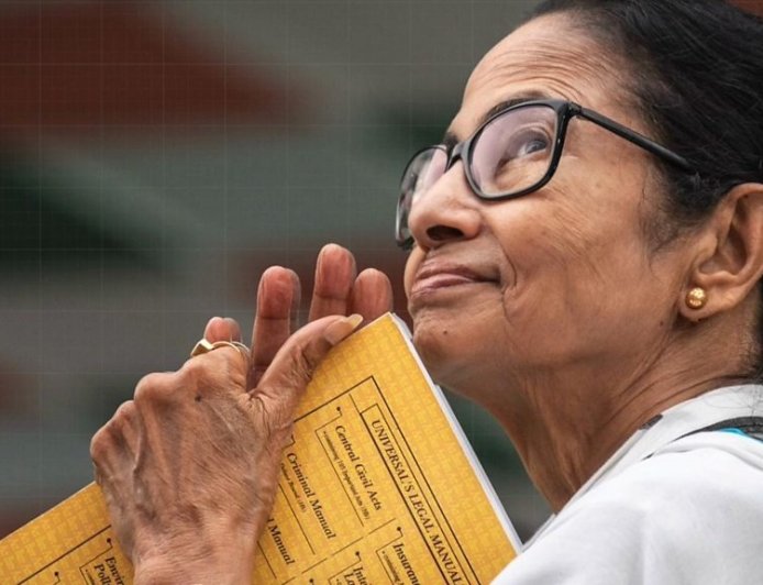 Special: भतीजे के अंधमोह में TMC सुप्रीमो की स्थिति हुई धृतराष्ट्र जैसी, पश्चिम बंगाल की सत्ता गंवाने के बाद अब आंतरिक बगावत से बिखर रही है पूरी पार्टी।