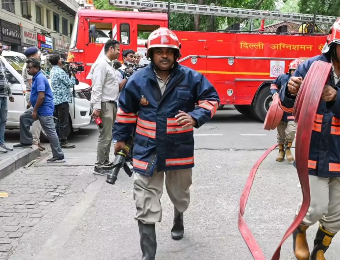 मंजूरी सिर्फ 6 कमरों की और धड़ल्ले से बना दिए 26 कमरे, दिल्ली के मालवीय नगर में नियमों को ताक पर रखकर चलाया जा रहा था मौत का व्यापार।