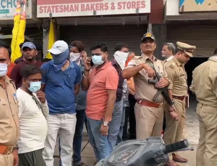 संगम नगरी प्रयागराज के साउथ मलाका क्षेत्र में बंद मकान के भीतर से 4 लोगों के सड़े-गले शव मिलने से पूरे उत्तर प्रदेश में मची भारी सनसनी।
