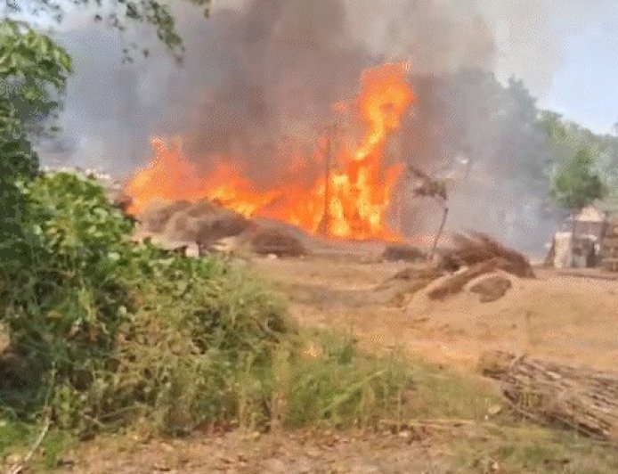 बिहार के बक्सर में पेट्रोल पंप के समीप मोबिल गोदाम में भड़की भीषण आग, आसमान में उठा धुएं का गुबार