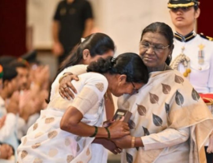 राष्ट्रपति भवन के रक्षा अलंकरण समारोह में भावुक हुआ पूरा देश, मरणोपरांत कीर्ति चक्र लेते समय भावविह्वल हुईं अमर शहीद की माता