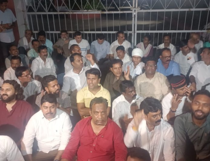 मध्य प्रदेश में राज्यसभा चुनाव के दौरान गरमाया सियासी पारा, कांग्रेस प्रत्याशी का नामांकन निरस्त होने के बाद भोपाल में विपक्षी कार्यकर्ताओं का अनोखा और उग्र विरोध प्रदर्शन