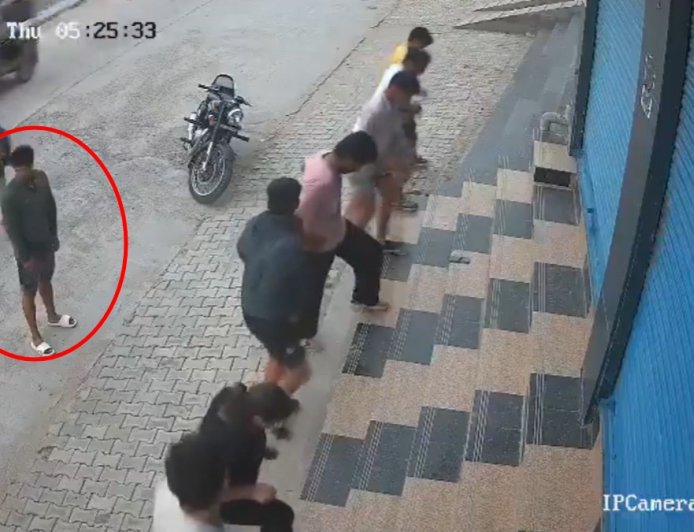 हरियाणा के हांसी में दिल दहला देने वाली वारदात, बाइक सवार बदमाशों ने जिम ट्रेनर पर अंधाधुंध फायरिंग कर उतारा मौत के घाट।