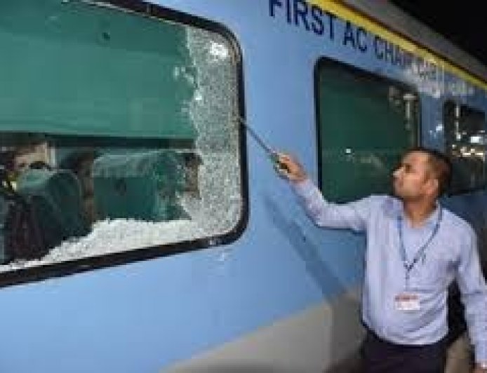 स्वर्ण शताब्दी एक्सप्रेस पर RSS प्रमुख मोहन भागवत के कोच में पथराव से रेलवे प्रशासन में मचा हड़कंप, बाल-बाल बचे सभी यात्री