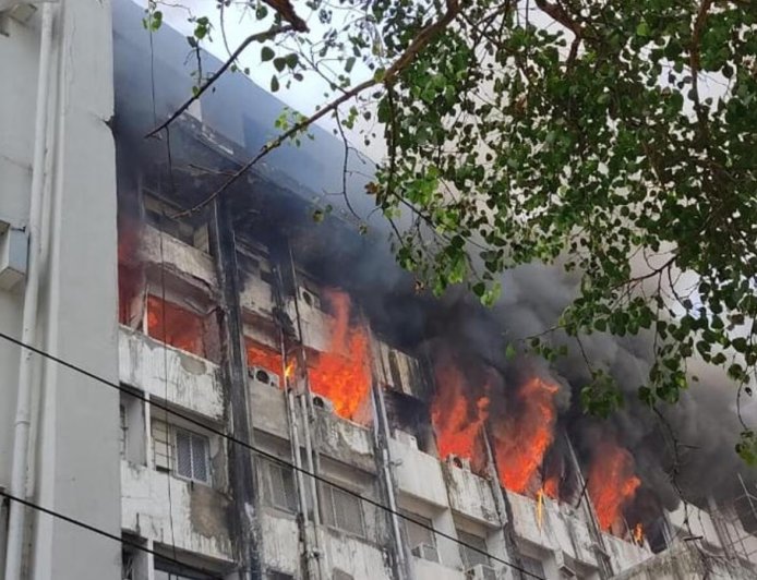 पटना की सबसे ऊंची और प्रतिष्ठित व्यावसायिक इमारतों में से एक, बिस्कोमान भवन में भीषण अग्निकांड, 13वीं मंजिल पर मची भारी तबाही।