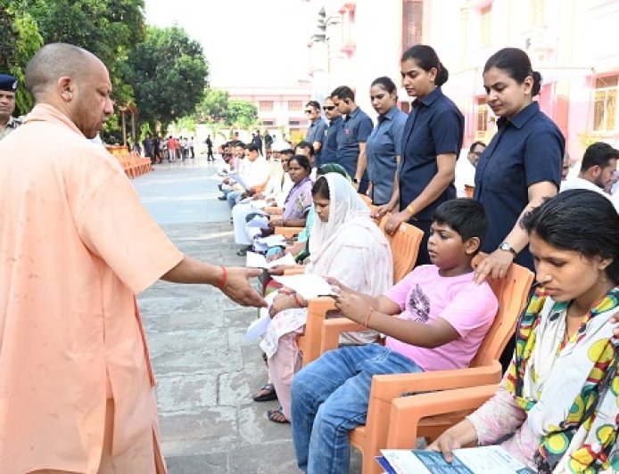 जनता दर्शन में सीएम योगी ने सुनीं 200 लोगों की समस्याएं, इलाज और आवास के लिए दिया तत्काल सहायता का भरोसा