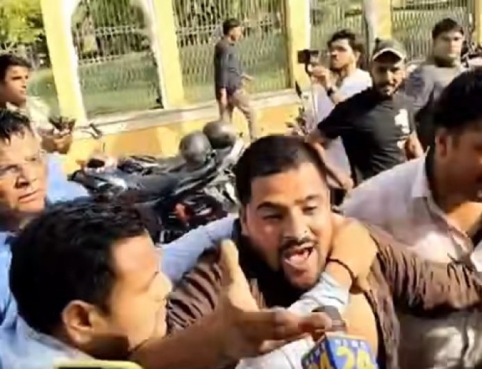 'मच्छरों का इलाज हम कर सकते हैं' पुलिस हिरासत में भी नहीं थमा Abhijeet Dipke को थप्पड़ मारने वाला युवक