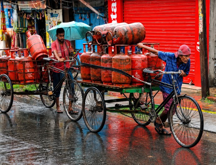 सिलेंडर बुकिंग के बाद घर पर कब होगी डिलीवरी? अब एक क्लिक में मिलेगा हर अपडेट, ये है बेहद आसान तरीका