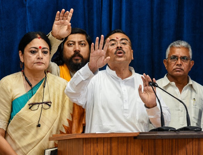 West Bengal News: अवैध प्रवासियों के खिलाफ सरकार का सख्त रुख, 10,000 बांग्लादेशी बाहर भेजे गए, होल्डिंग सेंटरों में 1800 बंद