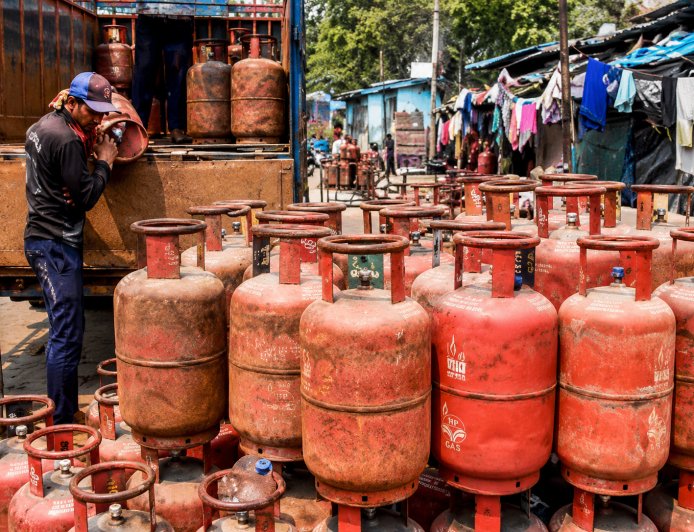 LPG Gas Cylinder Price Today: तेल कंपनियों ने जारी किए एलपीजी सिलेंडर के नए दाम, जानें अपने शहर का ताजा भाव