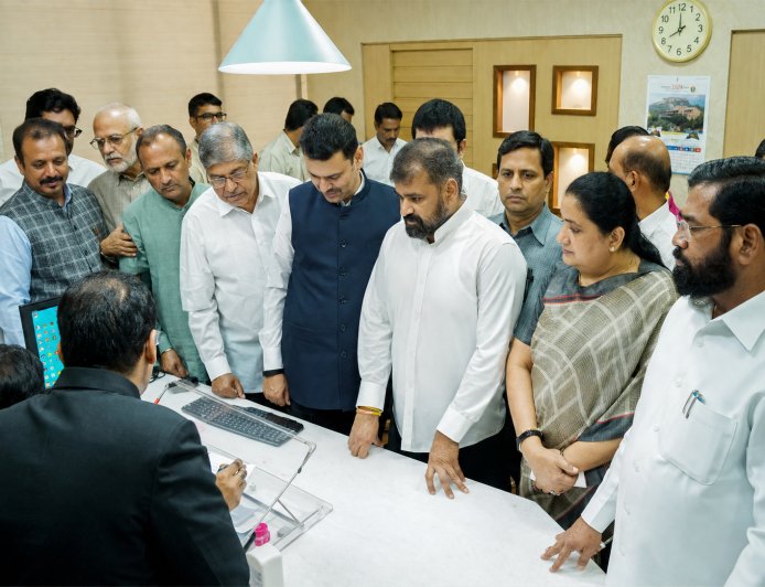 Maharashtra Politics Update: शिवसेना UBT को लगा तगड़ा झटका, आदित्य ठाकरे के करीबी सचिन अहिर मुख्यमंत्री शिंदे की सेना में शामिल