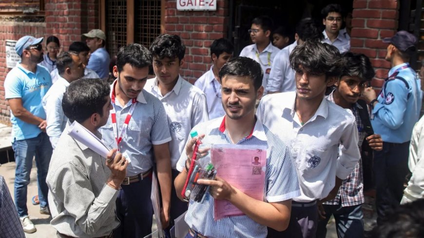 CBSE रिइवैल्यूएशन प्रक्रिया के दूसरे दिन भी मची रही बोर्ड परीक्षार्थियों में भारी अफरातफरी, परिणाम संशोधन के लिए उमड़े रिकॉर्ड छात्र।