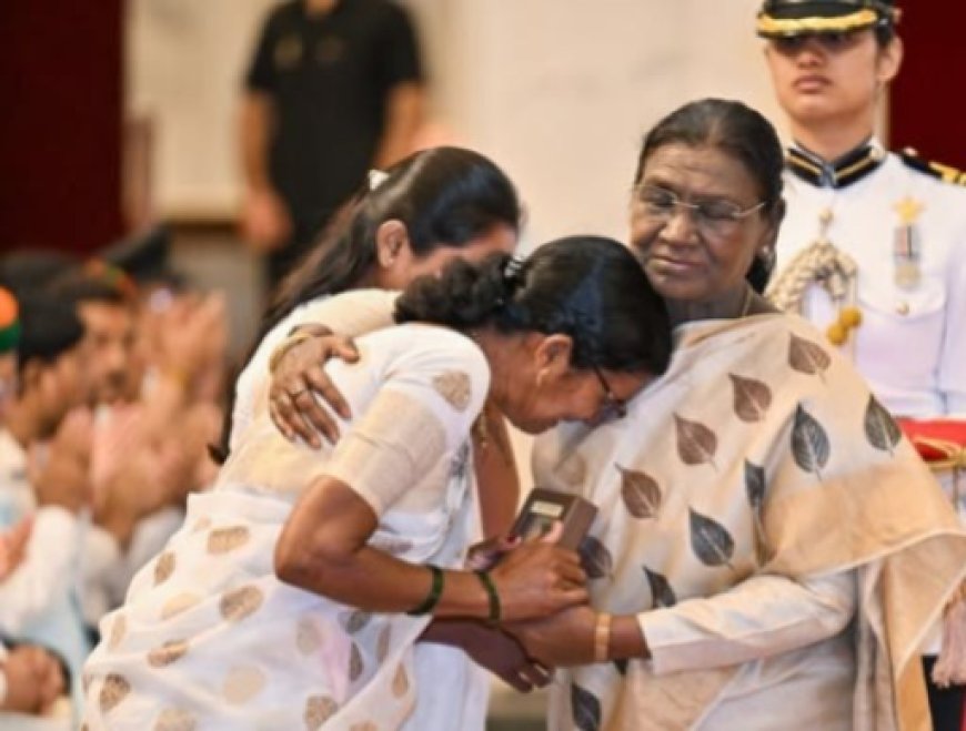 राष्ट्रपति भवन के रक्षा अलंकरण समारोह में भावुक हुआ पूरा देश, मरणोपरांत कीर्ति चक्र लेते समय भावविह्वल हुईं अमर शहीद की माता