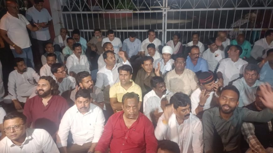 मध्य प्रदेश में राज्यसभा चुनाव के दौरान गरमाया सियासी पारा, कांग्रेस प्रत्याशी का नामांकन निरस्त होने के बाद भोपाल में विपक्षी कार्यकर्ताओं का अनोखा और उग्र विरोध प्रदर्शन