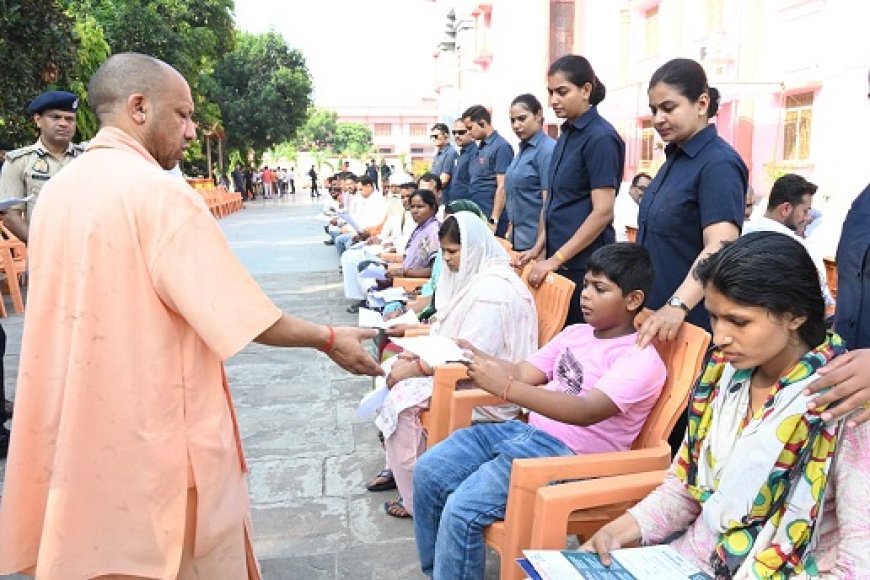 जनता दर्शन में सीएम योगी ने सुनीं 200 लोगों की समस्याएं, इलाज और आवास के लिए दिया तत्काल सहायता का भरोसा