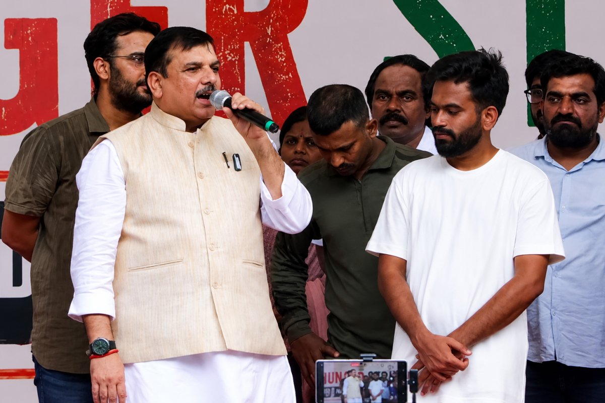 Sanjay Singh at Jantar Mantar: जंतर-मंतर पर CJP के प्रदर्शन में पहुंचे आप सांसद संजय सिंह, गाना गाकर जताया विरोध, वीडियो वायरल