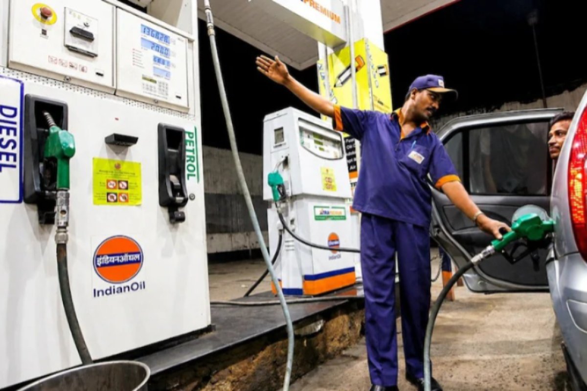 Fuel Price 12 July 2026: दिल्ली से मुंबई तक पेट्रोल-डीजल के नए रेट जारी, चेक करें अपने शहर का भाव