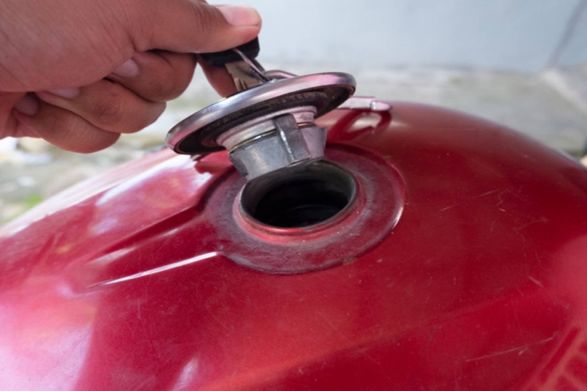 Bike Fuel Tank Water Removal: बाइक के फ्यूल टैंक में चला गया है पानी? मैकेनिक के पास जाने से पहले अपनाएं ये आसान तरीके