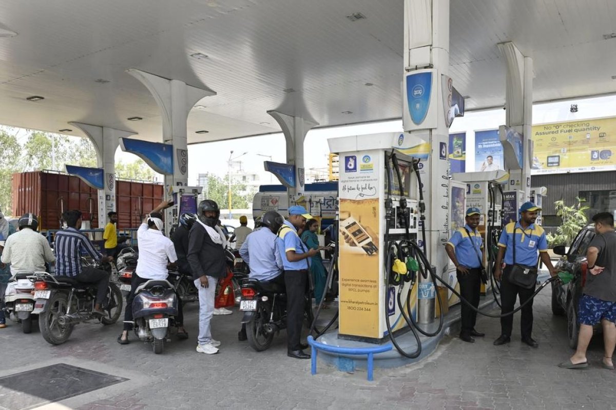 Fuel Prices 19 July 2026: अंतरराष्ट्रीय बाजार में उतार-चढ़ाव के बीच ईंधन के दाम सामान्य, जानिए यूपी, मुंबई और कोलकाता का भाव